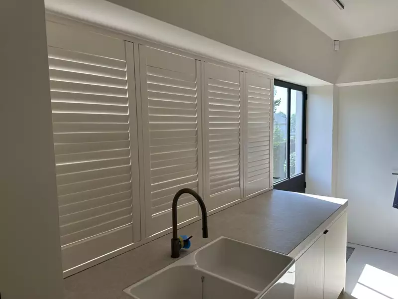 witte-shutters-keuken-nieuwpoort-1