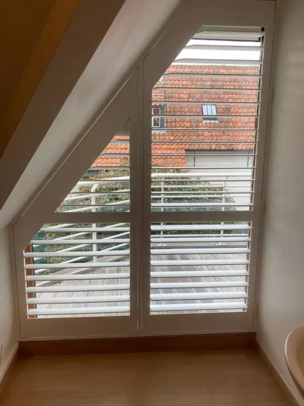 witte-shutters-zolderverbouwing-koksijde-1