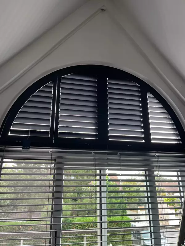 zwarte-shutters-spitsboograam-nieuwpoort-1