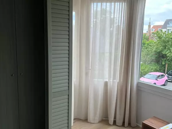 taupe-shutters-slaapkamer-oostduinkerke-6 -  - Taupe shutters als vouwwand in de slaapkamer — Oostduinkerke