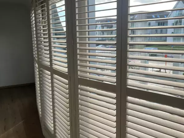 w-vernist-lindehout-luxaflex-shutters-ronde-erker-oostduinkerke-2 -  - Vernist lindehout Luxaflex shutters op een ronde erker — Oostduinkerke