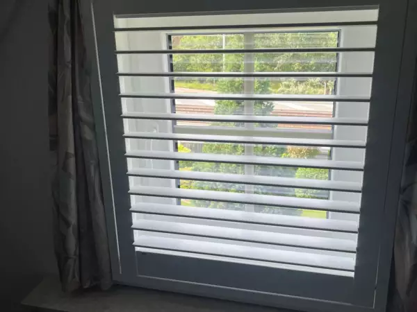 witte-shutters-zolderraam-sint-idesbald-3 -  - Witte Jasno-shutters op het zolderraam — Sint-Idesbald