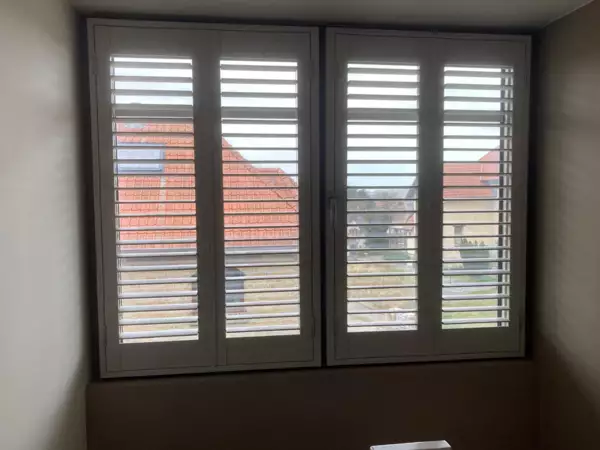 witte-shutters-zolderverbouwing-koksijde-3 -  - Witte shutters op maat bij zolderverbouwing — Koksijde