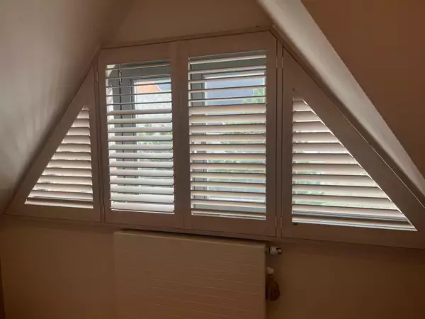 whitewash-shutters-ronde-erker-oostduinkerke-8 -  - Vernist lindehout Luxaflex shutters op een ronde erker — Oostduinkerke