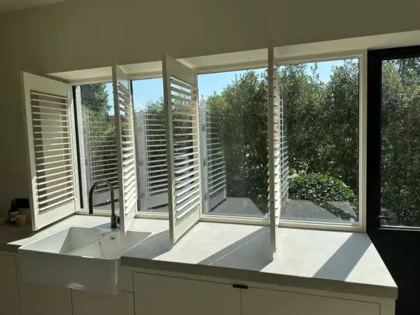 witte-shutters-keuken-nieuwpoort-3 -  - Witte shutters in de keuken — Nieuwpoort