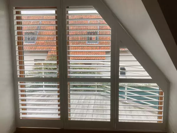witte-shutters-zolderverbouwing-koksijde-2 -  - Witte shutters op maat bij zolderverbouwing — Koksijde