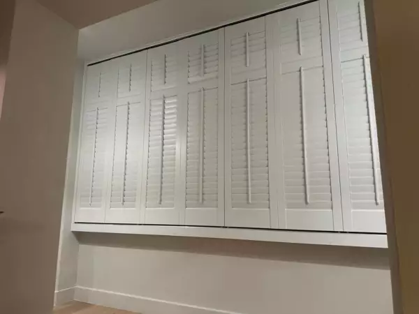 witte-shutters-slaapkamer-sint-idesbald-vouwraille-3 -  - Witte shutters op vouwraille — slaapkamer in Sint-Idesbald