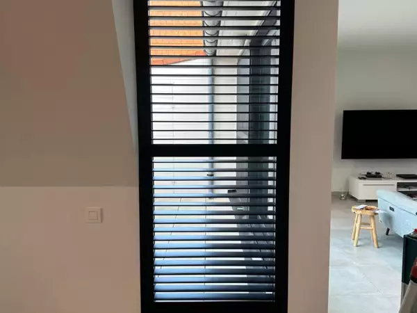 zwarte-shutters-woonkamer-de-panne-1 -  - Zwarte shutters onder het dak — De Panne