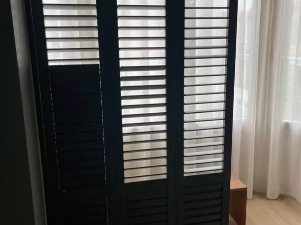 taupe-shutters-slaapkamer-oostduinkerke-2 -  - Taupe shutters als vouwwand in de slaapkamer — Oostduinkerke