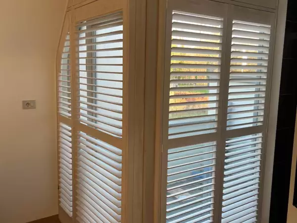 w-vernist-lindehout-luxaflex-shutters-ronde-erker-oostduinkerke-4 -  - Vernist lindehout Luxaflex shutters op een ronde erker — Oostduinkerke