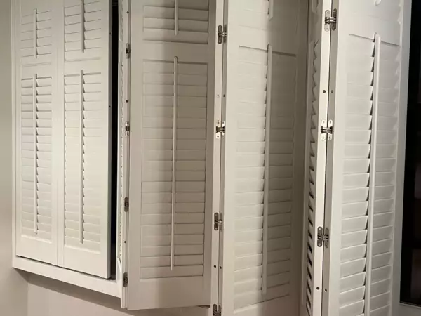 witte-shutters-slaapkamer-sint-idesbald-vouwraille-4 -  - Witte shutters op vouwraille — slaapkamer in Sint-Idesbald