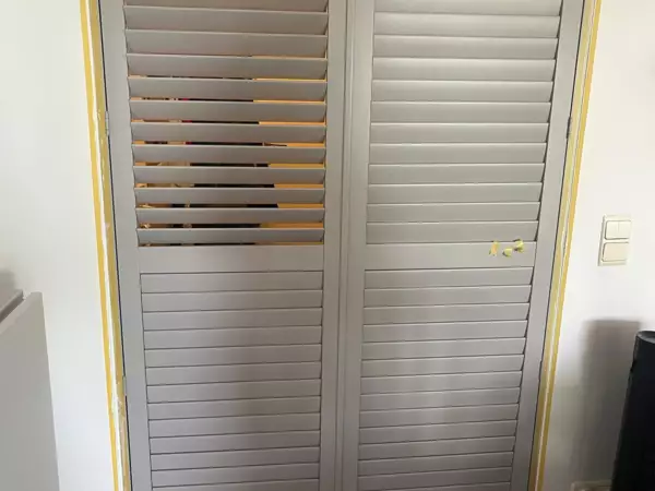 grijze-shutters-inkomhal-de-panne-3 -  - Grijze shutters als deur in de inkomhal — De Panne
