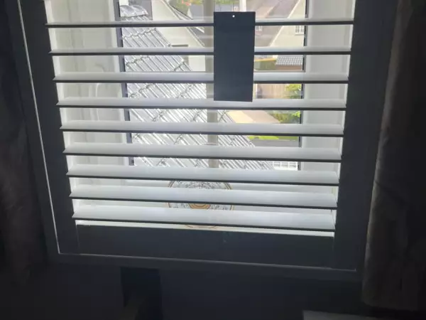 witte-shutters-zolderraam-sint-idesbald-1 -  - Witte Jasno-shutters op het zolderraam — Sint-Idesbald