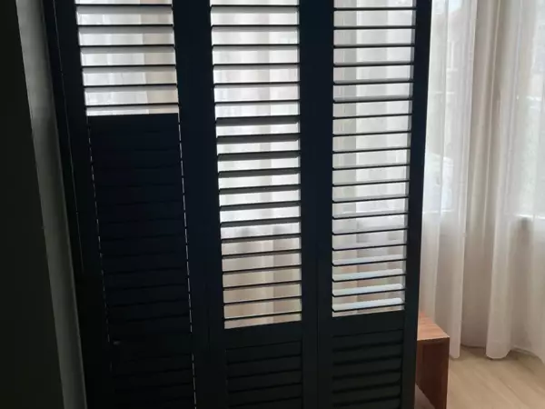taupe-shutters-slaapkamer-oostduinkerke-3 -  - Taupe shutters als vouwwand in de slaapkamer — Oostduinkerke