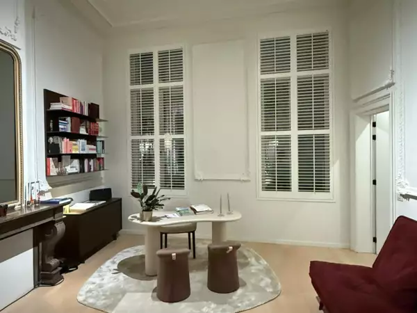 witte-shutters-herenhuis-salon-gent-3m-hoog-luxaflex-1 -  - Witte shutters van 3 meter hoog — Herenhuis in Gent