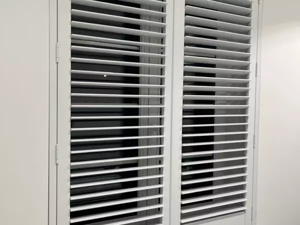 witte-shutters-slaapkamer-sint-idesbald-vouwraille-6 -  - Witte shutters op vouwraille — slaapkamer in Sint-Idesbald