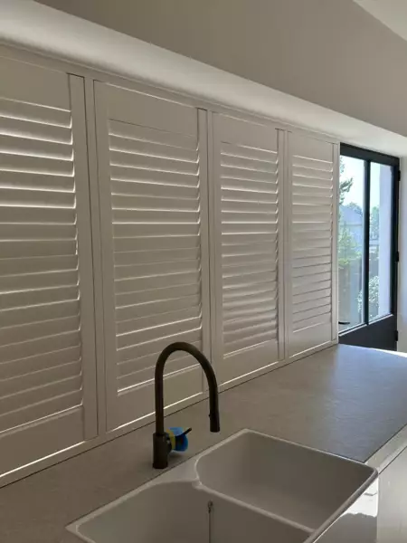 witte-shutters-keuken-nieuwpoort-1