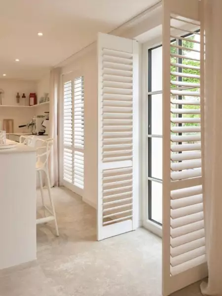 witte-shutters-plooiluik-keuken-nieuwpoort-1